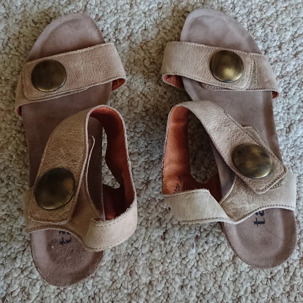 Taos Footwear the Carousel 3 Leather Ornamented Wedge Sandals size 8.5